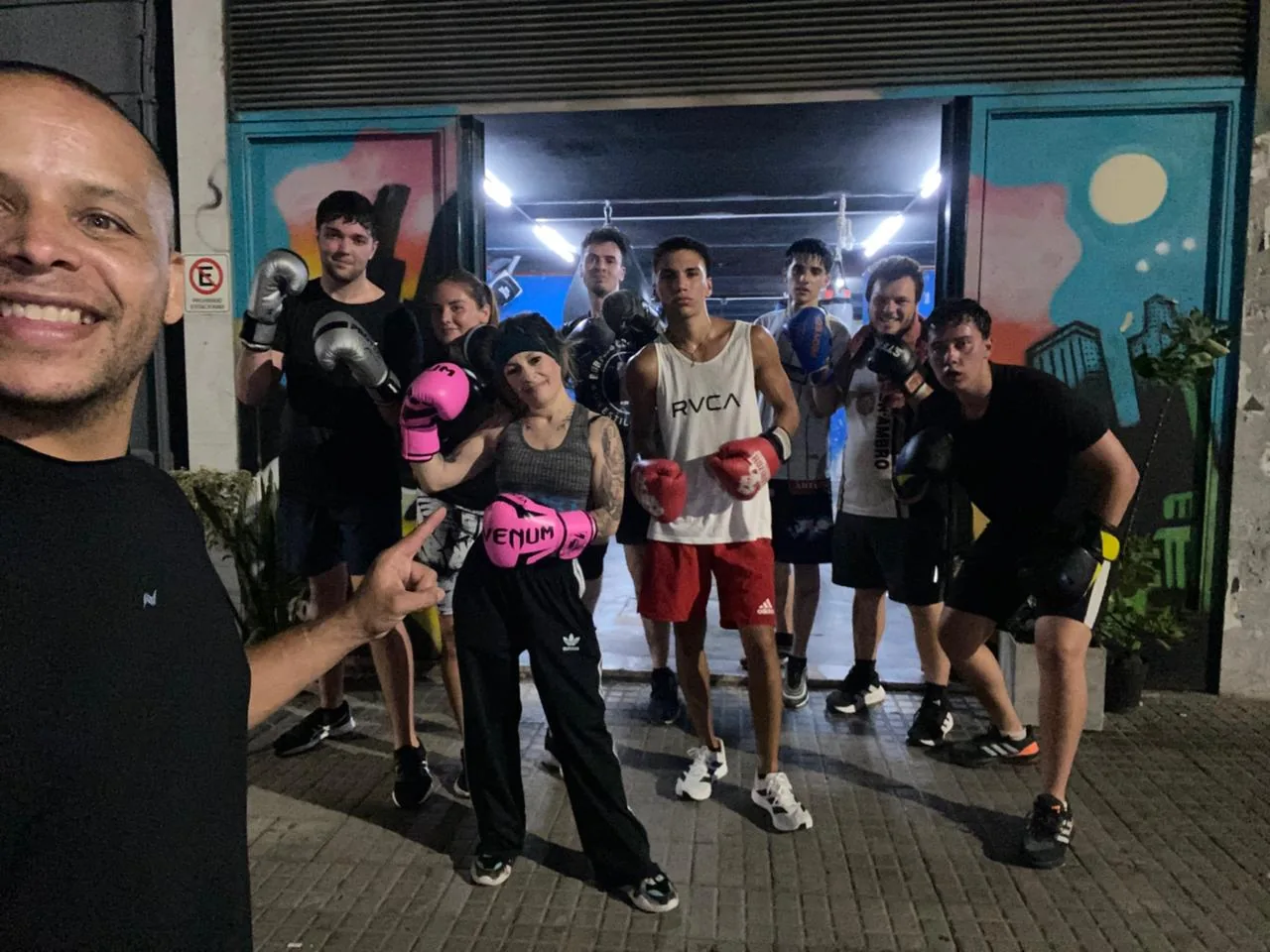 Alumnos de Suburbia Boxx luego de entrenar